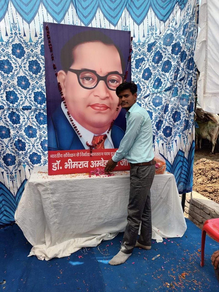 Monukumar9837's tweet photo. विश्व जन मानस के दिलों पर राज करने वाले , भारतीय संविधान के रचयिता , नव अखंड भारत के निर्माता , परम पूज्य बाबा साहेब बोधिसत्व डॉ. भीमराव अम्बेडकर जी के 70 वें महापरिनिर्वाण दिवस पर कोटि _कोटि नमन एवं विनम्र आदरांजलि 💐💐🌹🌹🌹
#बाबासाहेबजी 
#छ:दिसम्बर @AnandAkash_BSP @Mayawati https://t.co/XmRlOl87Vc