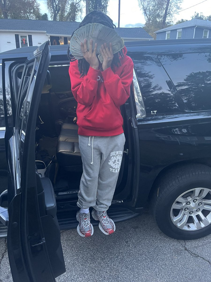 lilkhi05's tweet photo. EveryBody Around Me They Either Rich Or A Steppa #nothrowbacks💤 https://t.co/cY4GIZod4J