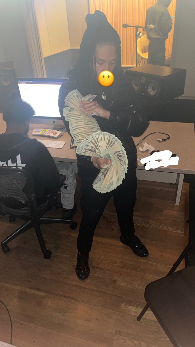 lilkhi05's tweet photo. EveryBody Around Me They Either Rich Or A Steppa #nothrowbacks💤 https://t.co/cY4GIZod4J