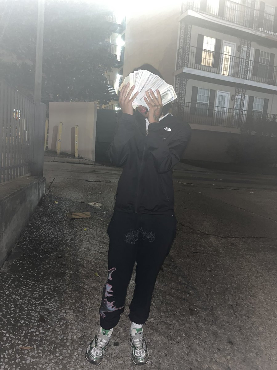 lilkhi05's tweet photo. EveryBody Around Me They Either Rich Or A Steppa #nothrowbacks💤 https://t.co/cY4GIZod4J