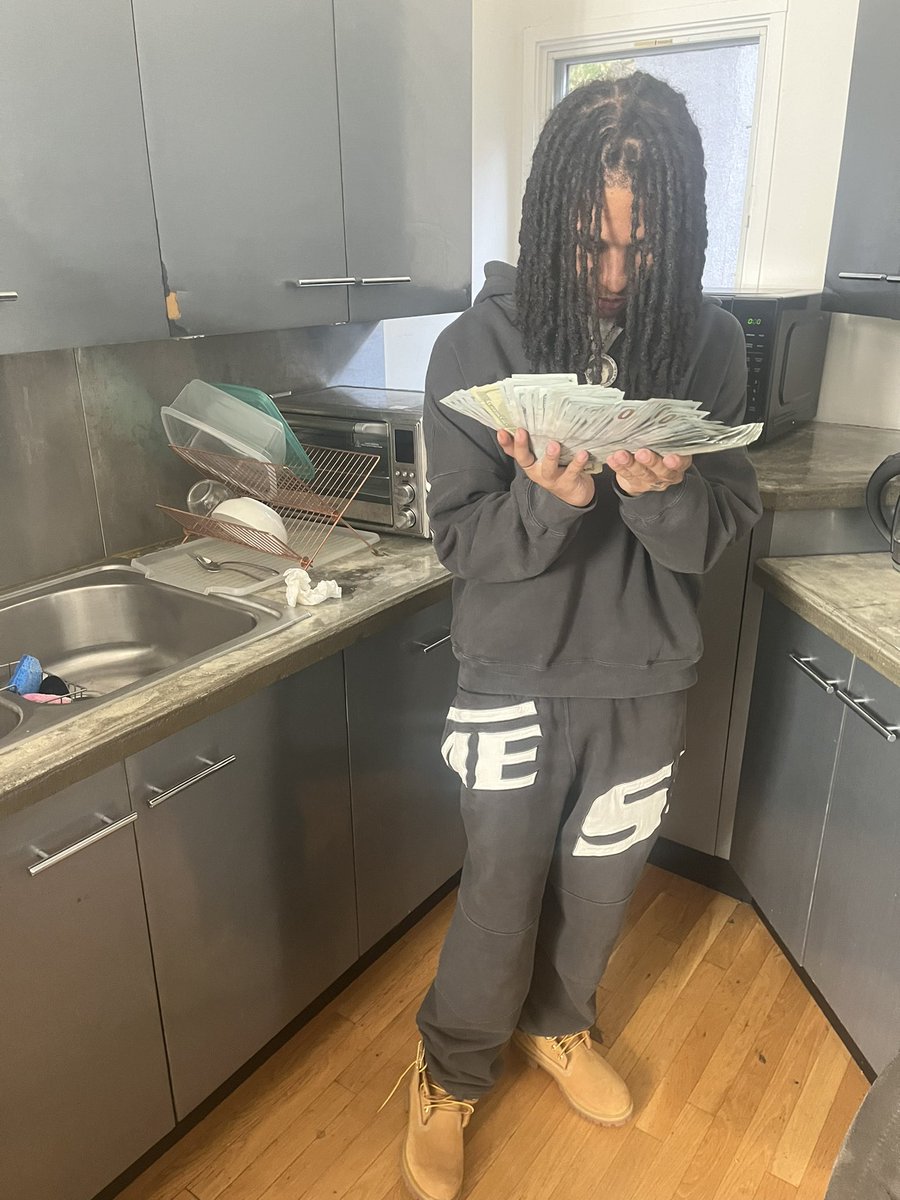 lilkhi05's tweet photo. EveryBody Around Me They Either Rich Or A Steppa #nothrowbacks💤 https://t.co/cY4GIZod4J