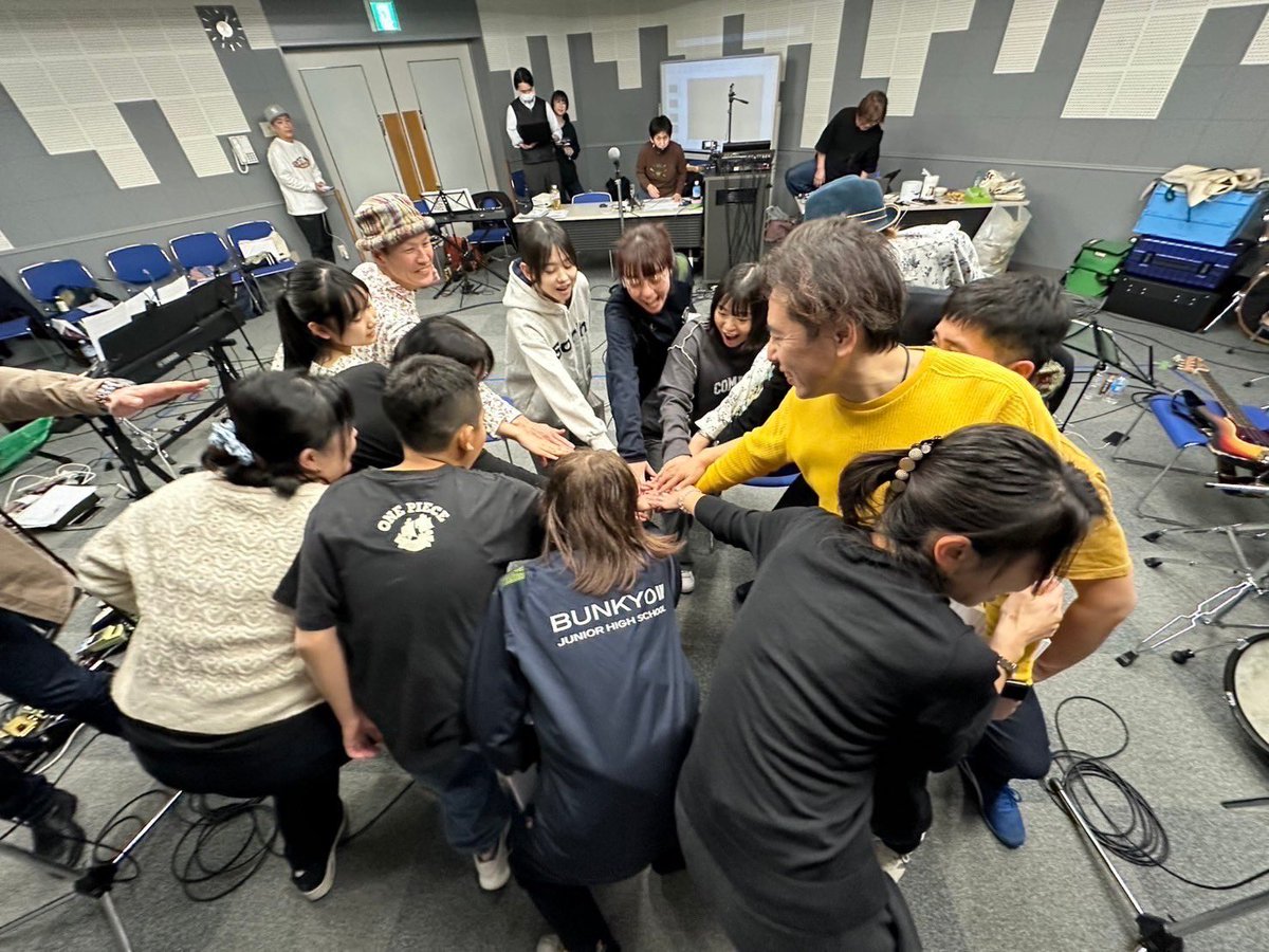 FMA_LoveHarmony's tweet photo. いよいよ本番当日です。

本日の当日券は受付でお買い求めください。

明日のチケット��公式サイトから🎟️
https://t.co/99IGNZxsxT

このチームで全力で作り上げた舞台。
ぜひその目で観て、心に刻んでいただけたら嬉しいです。

最高の時間にします！
頑張るぞー！！ https://t.co/Lu0uKSmoIG