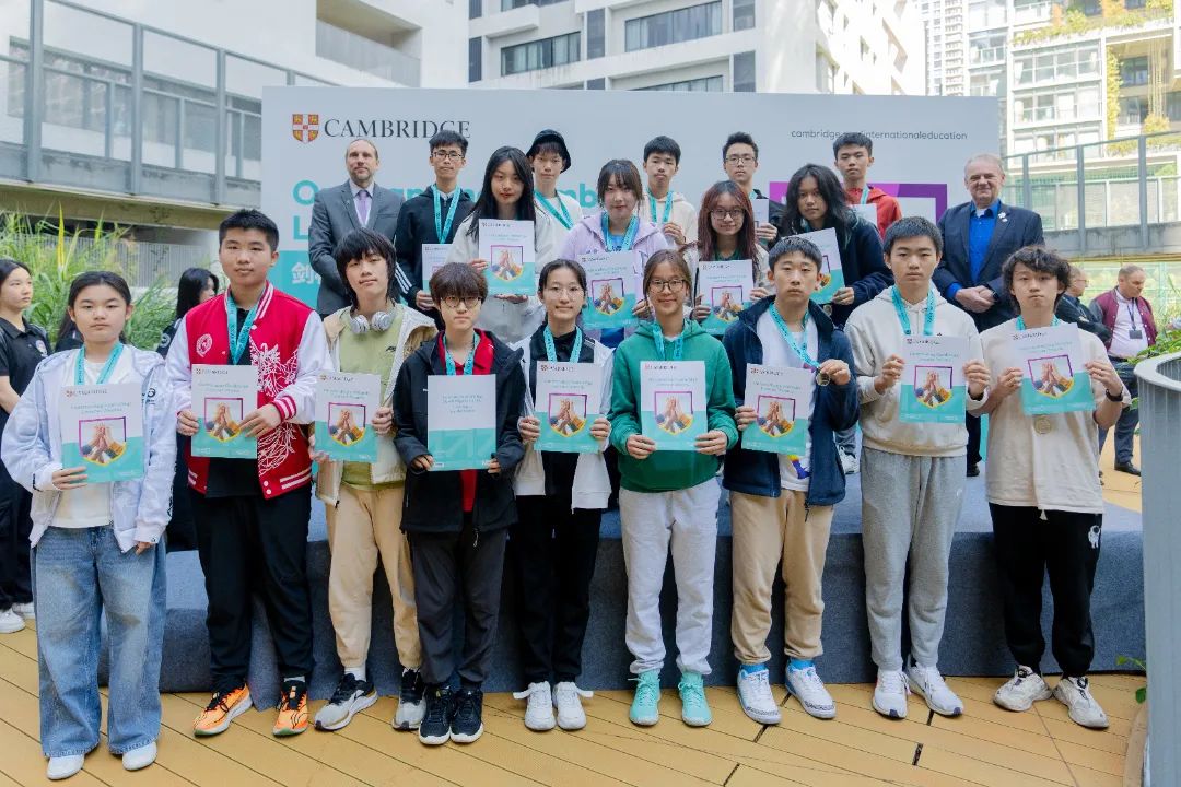 SCIE_Shenzhen's tweet photo. Under the warm December sun, we were honored to welcome Mr. Joe from Cambridge International to celebrate our students' outstanding achievements in the June 2024 exams. 🌟 'Hinc lucem et pocula sacra' — let enlightenment and wisdom guide us forward! https://t.co/xcBoBWiGQm