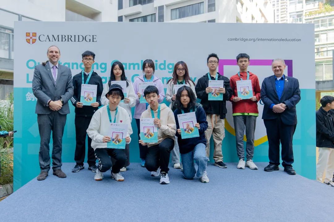 SCIE_Shenzhen's tweet photo. Under the warm December sun, we were honored to welcome Mr. Joe from Cambridge International to celebrate our students' outstanding achievements in the June 2024 exams. 🌟 'Hinc lucem et pocula sacra' — let enlightenment and wisdom guide us forward! https://t.co/xcBoBWiGQm