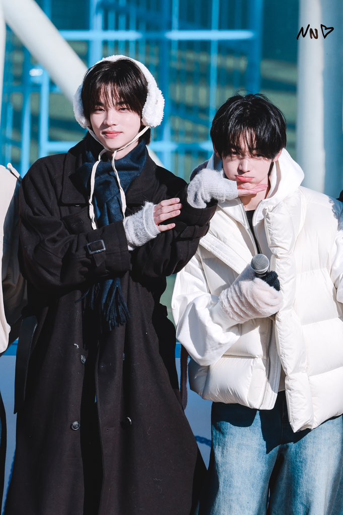 NN_tws's tweet photo. 241206  🌸

🫴🏻🫴🏻🫴🏻

#TWS #투어스 #신유 #한진 #한류즈 https://t.co/OuY7HWNMpW