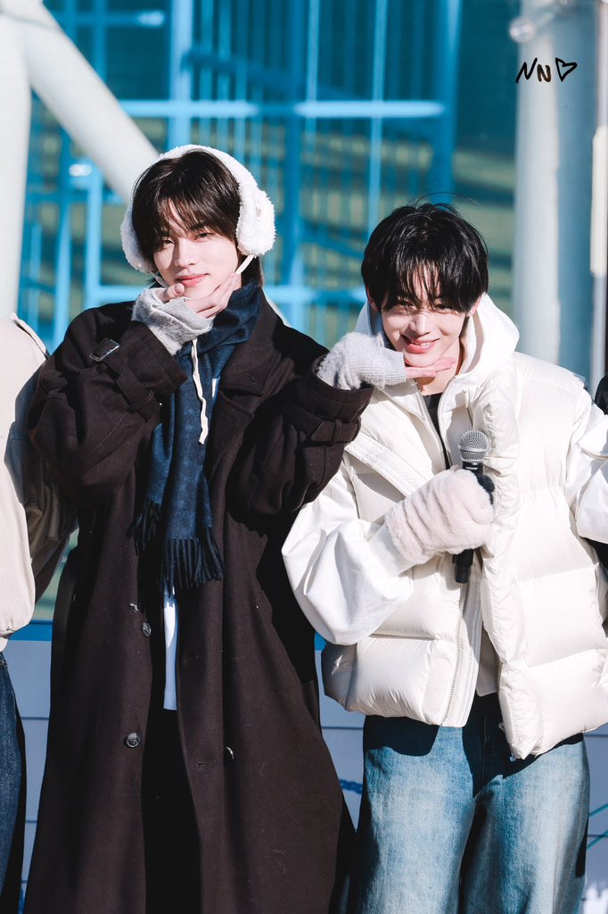 NN_tws's tweet photo. 241206  🌸

🫴🏻🫴🏻🫴🏻

#TWS #투어스 #신유 #한진 #한류즈 https://t.co/OuY7HWNMpW