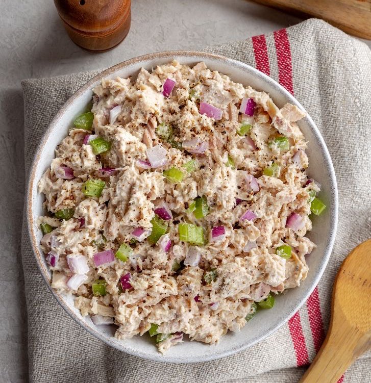 kittykat020664's tweet image. tuna salad: 
1 can of tuna (in water)
1/4 cucumber 
1/4 red onion 
1 teaspoon of chunky salsa 
1 teaspoon of sour cream
salt, pepper, lemon, chili flakes

mix it all toghether and put it in a sandwitch/wrap, eat as a dip or just by itself! 
⁃150 kcal, 30 g protein