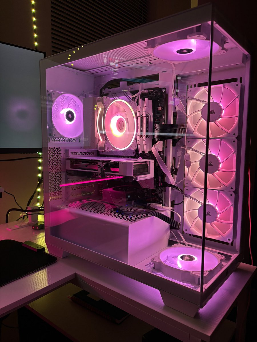 MotherDauntless's tweet photo. I’ve wanted a PC for so long now. I finally did it. #pcbuild #pcsetup https://t.co/OQlXqfgRFq