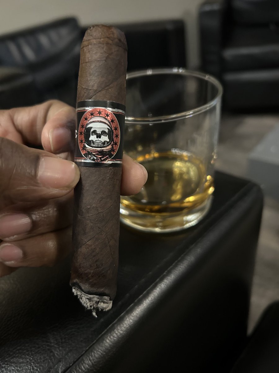 rayadh97's tweet photo. Thursday night 🏈 snack. #blacklabelcigar/Irish whiskey https://t.co/kn9W08UBLs