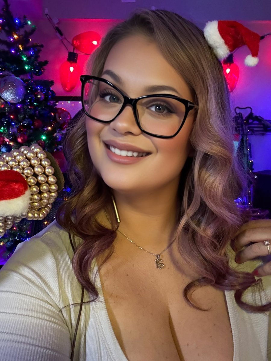 Kickmas is HERE!! What are your plans for the Holidays? Anyone have a game they want to play? Or perhaps you are going on vacation? Tell me what your plans are. I can’t wait for the Holidays!! 🎅 🎄 

Come hear my plans in chat. I’m live right now 💚<a href="/KickStreaming/">KICK</a>