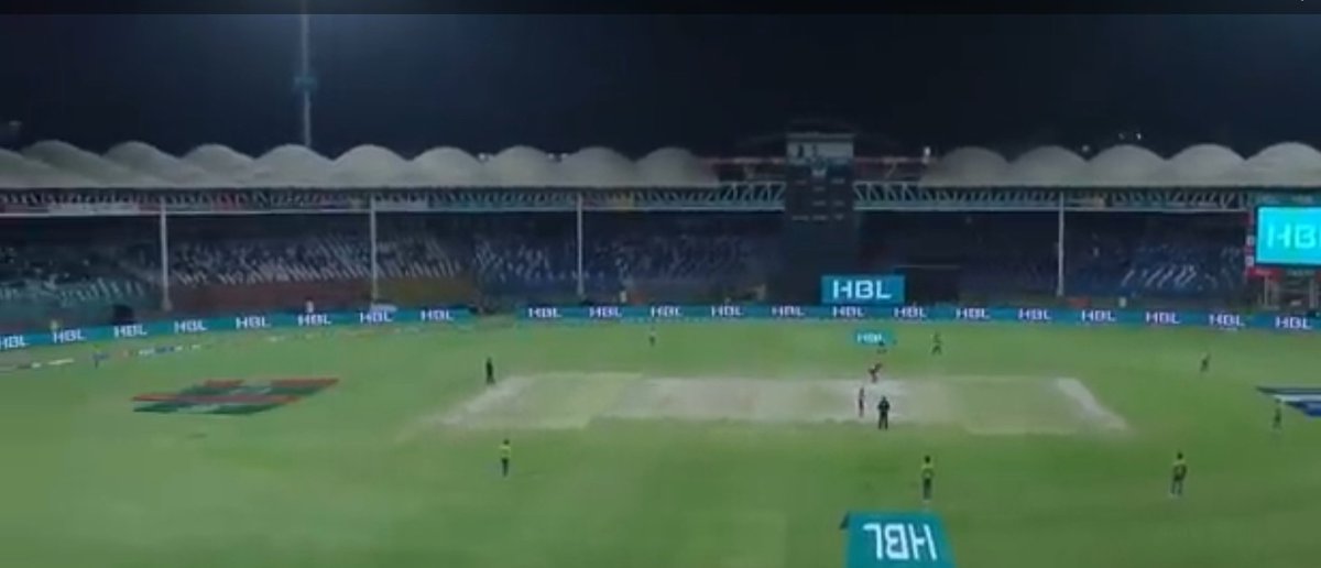 MRU_Raheel's tweet photo. @TheRealPCB @MohsinnaqviC42 
@faizanlakhani @saleemkhaliq 

Please install some bright lights inside the stands, they look so bad and dark on TV at night

#NationalStadiumKarachi https://t.co/FURmtWxNqL