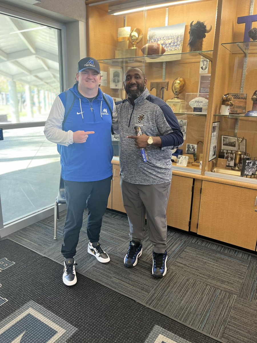 Coach_FreemanCC's tweet photo. S/O to @Tim_Martin7 for stopping @TempeFootball and talking to some future @mayville_FB . Love building that Mayville x Tempe High pipeline! We will see you soon Coach @Tim_Martin7 @Coach_MVP @EmanuelGant10 

#RecruitTempeHigh #tempeturnaround
#mayvillestatefootball
#whereeveryoneeats
#BeaBUFFALO