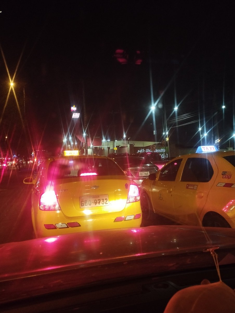 SandMcKenzie's tweet photo. Sres @ATMGuayaquil, xfav, su ayuda. En el norte de Guayaquil entre @Urb_MuchoLote2 y el ingreso a Metrópolis 2, todos los días de 17:00 a 21:00 se vuelve un caos transitar, ya que los señores que van a ingresar a Metrópolis, hacen triple fila y dañan el tráfico.
@aquilesalvarez https://t.co/FUkudYoWxm