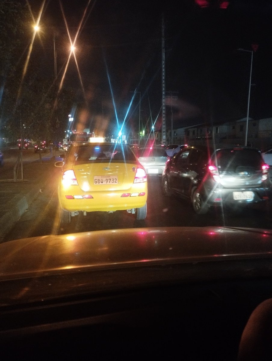 SandMcKenzie's tweet photo. Sres @ATMGuayaquil, xfav, su ayuda. En el norte de Guayaquil entre @Urb_MuchoLote2 y el ingreso a Metrópolis 2, todos los días de 17:00 a 21:00 se vuelve un caos transitar, ya que los señores que van a ingresar a Metrópolis, hacen triple fila y dañan el tráfico.
@aquilesalvarez https://t.co/FUkudYoWxm
