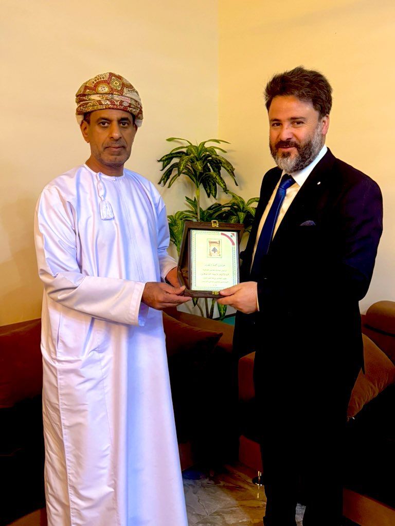 زار مدير مركز #حقوق_السجين في #نقابة_المحامين في #طرابلس المحامي تمام العلي رئيس جمعية المحامين العمانيين الدكتور حمد الربيعي في مركز الجمعية في مسقط ناقلاً له تحيات نقيب المحامين في طرابلس سامي مرعي الحسن .
كما وقدم له درع محبة وتقدير بإسم النقيب الحسن.