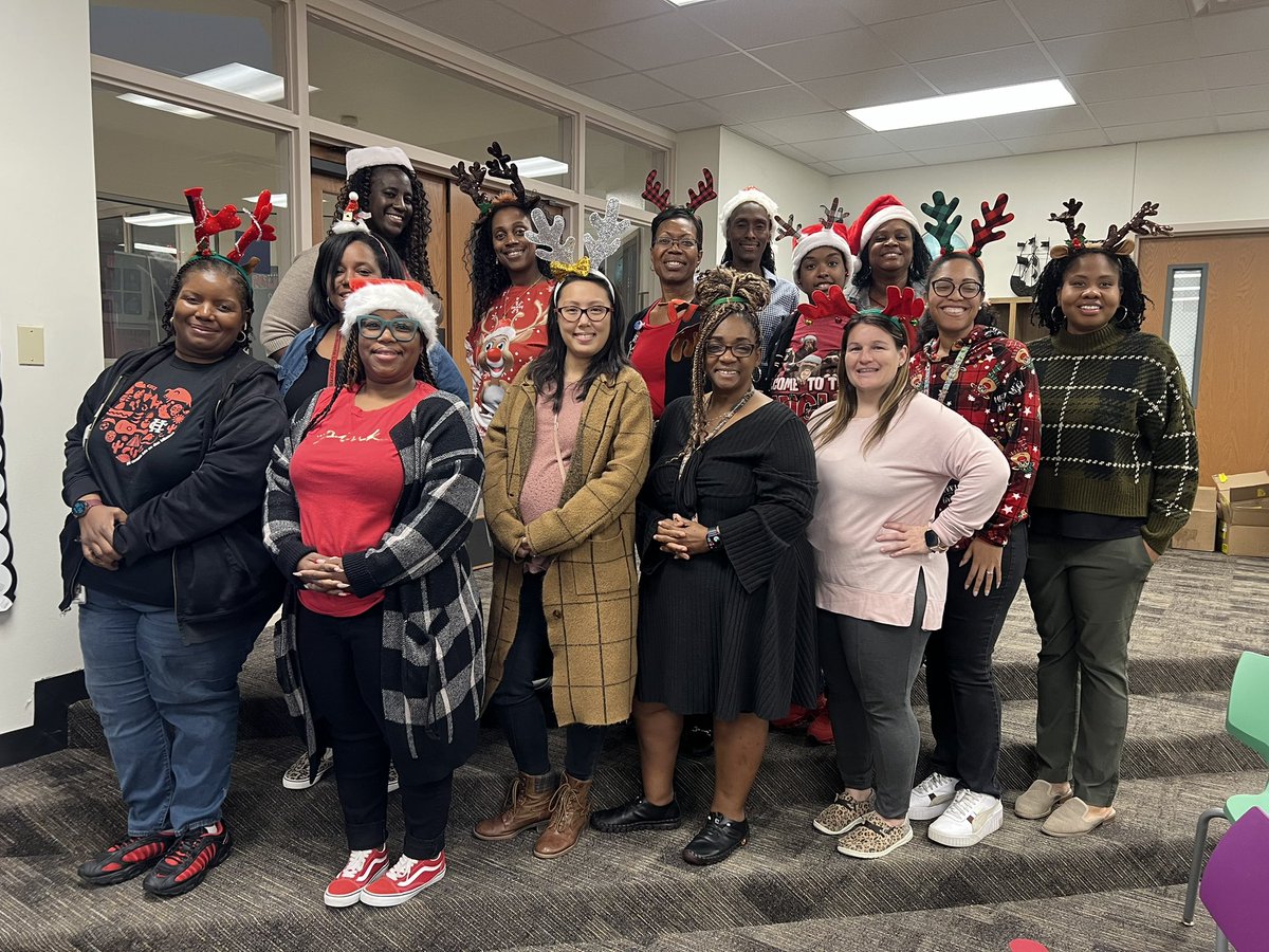 ChisdHighpointe's tweet photo. A little holiday fun at the faculty meeting. #teambuilding #hotchocolatebar #holidayheadgear #OwnItHPE!
@cedarhillisd https://t.co/zkf6WRZDGl