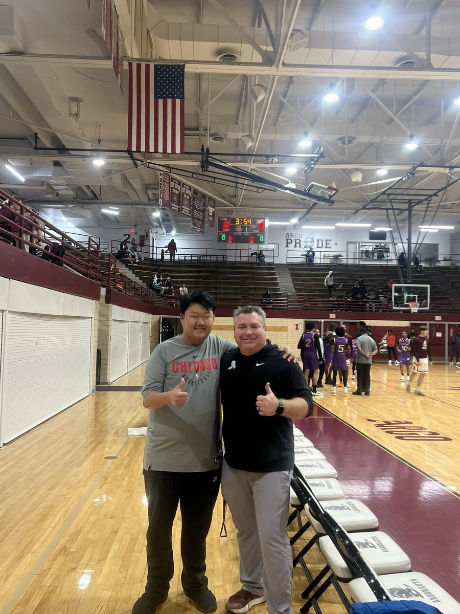 curtishoops3's tweet photo. Big thanks to Ryan Skendzel for taking great care of me at Argo vs TF North boys 🏀 game at Argo today! Great friend and see you soon!! Amazing gym!! #GoArgonauts #ArgoPride @argonauts_ad @ArgoBoysHoops https://t.co/2gQdBvSa3I