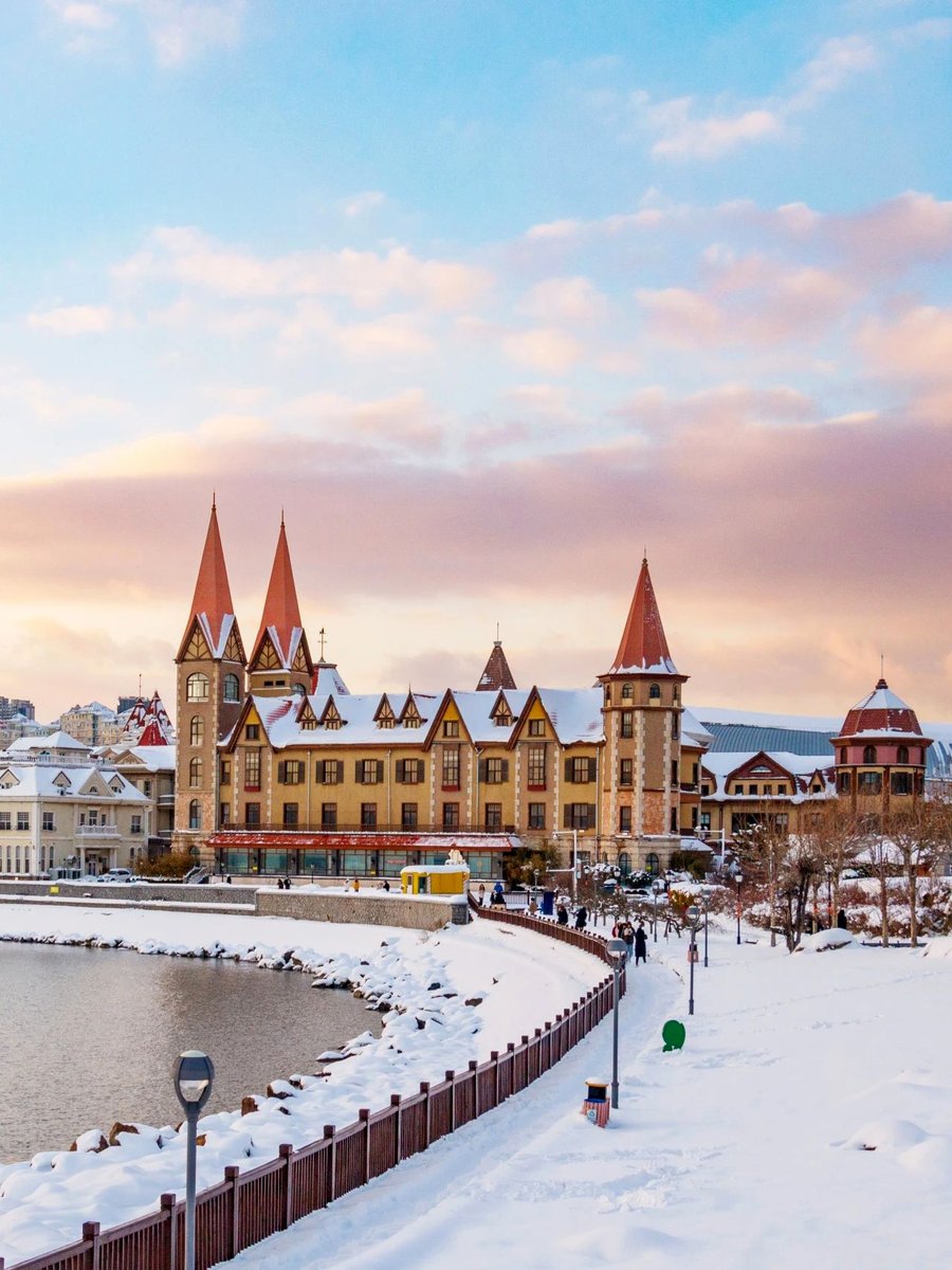 DiscoverYantai's tweet photo. On December 6, China ushers in the " #MajorSnow❄️" solar term, heralding the onset of midwinter. 🥳The “ #Yantai Awaits You to Play in the Snow” themed events are in full swing. From snow viewing and snowman building to ice skating and skiing, come enjoy a romantic winter in this mountain-and-sea paradise! ☃️🏂 #24SolarTerms #TourAcrossYantai 
(Source: Yantai Municipal Bureau of Culture and Tourism)