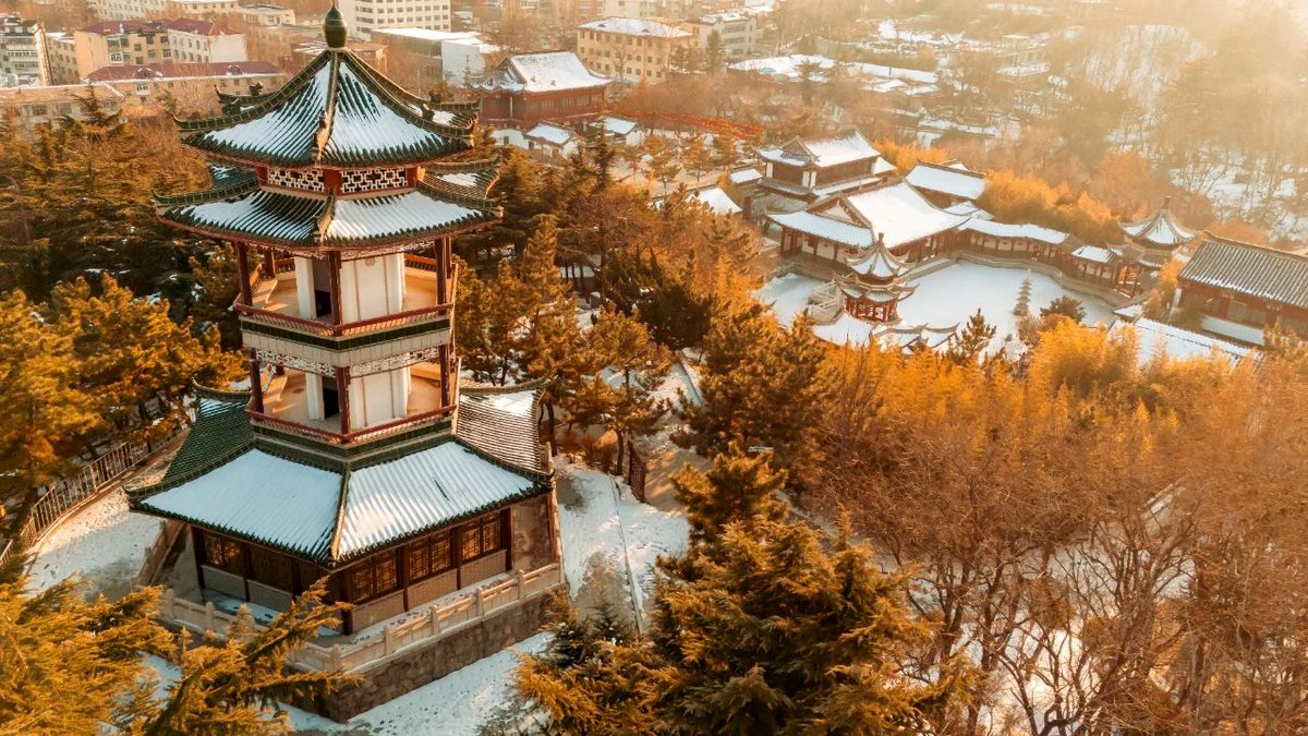 DiscoverYantai's tweet photo. On December 6, China ushers in the " #MajorSnow❄️" solar term, heralding the onset of midwinter. 🥳The “ #Yantai Awaits You to Play in the Snow” themed events are in full swing. From snow viewing and snowman building to ice skating and skiing, come enjoy a romantic winter in this mountain-and-sea paradise! ☃️🏂 #24SolarTerms #TourAcrossYantai 
(Source: Yantai Municipal Bureau of Culture and Tourism)