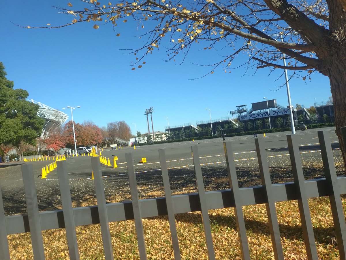 unity_chofu's tweet image. #Challenge4 前日
駐車場のコース設営が始まっていました✨

調布では貴重な交通規制のお知らせ🚧

メインコースのスタジアム通りも走りやすそう🙂
天気予報も良さそう(☀10〜12℃)

#ライブラン のオプチャもあります
（MC、ペーサーに関係者多数🥰）