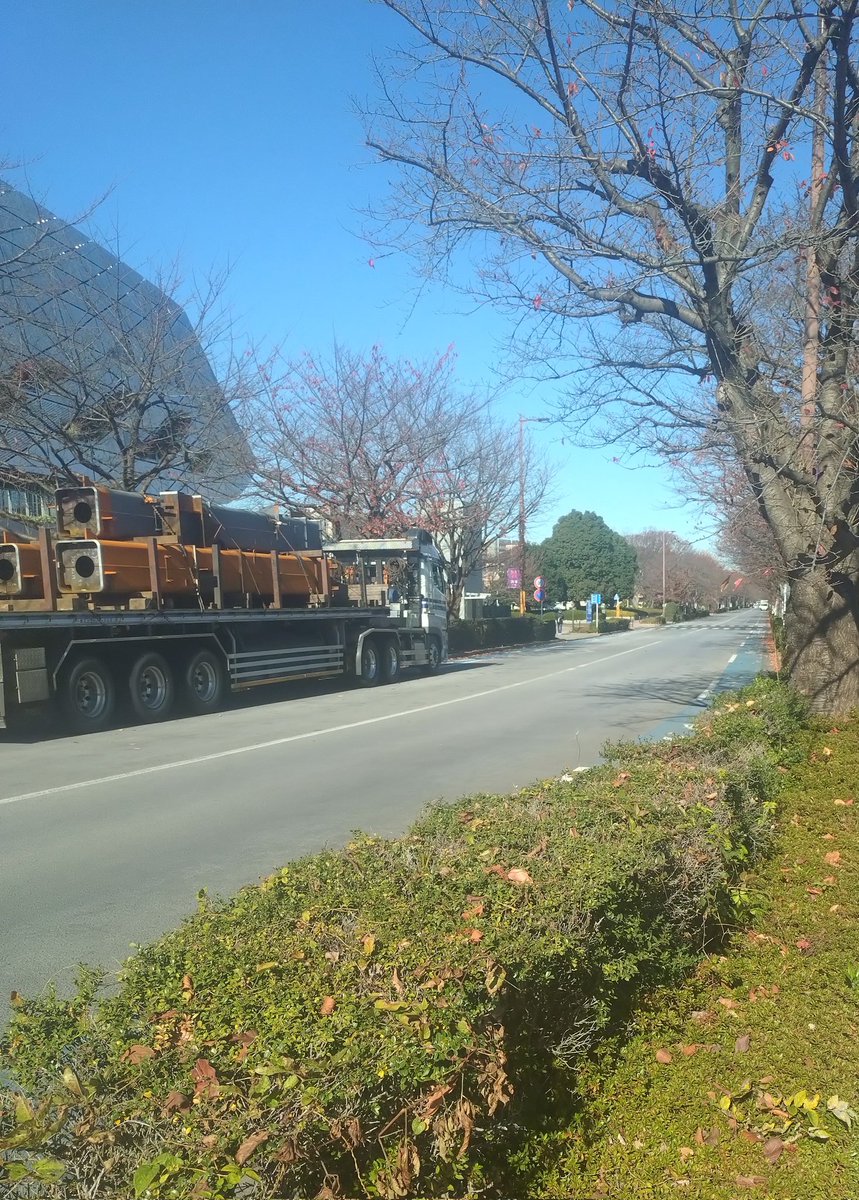 unity_chofu's tweet image. #Challenge4 前日
駐車場のコース設営が始まっていました✨

調布では貴重な交通規制のお知らせ🚧

メインコースのスタジアム通りも走りやすそう🙂
天気予報も良さそう(☀10〜12℃)

#ライブラン のオプチャもあります
（MC、ペーサーに関係者多数🥰）