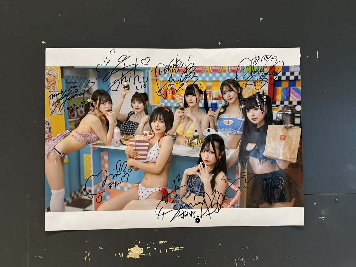 MELT_staff's tweet photo. 1000円くじ
景品にサイン入りポスターもあります🌟
こちらの景品の引き換えはラストライブ終了後となります。 https://t.co/1YYp8PaUwx