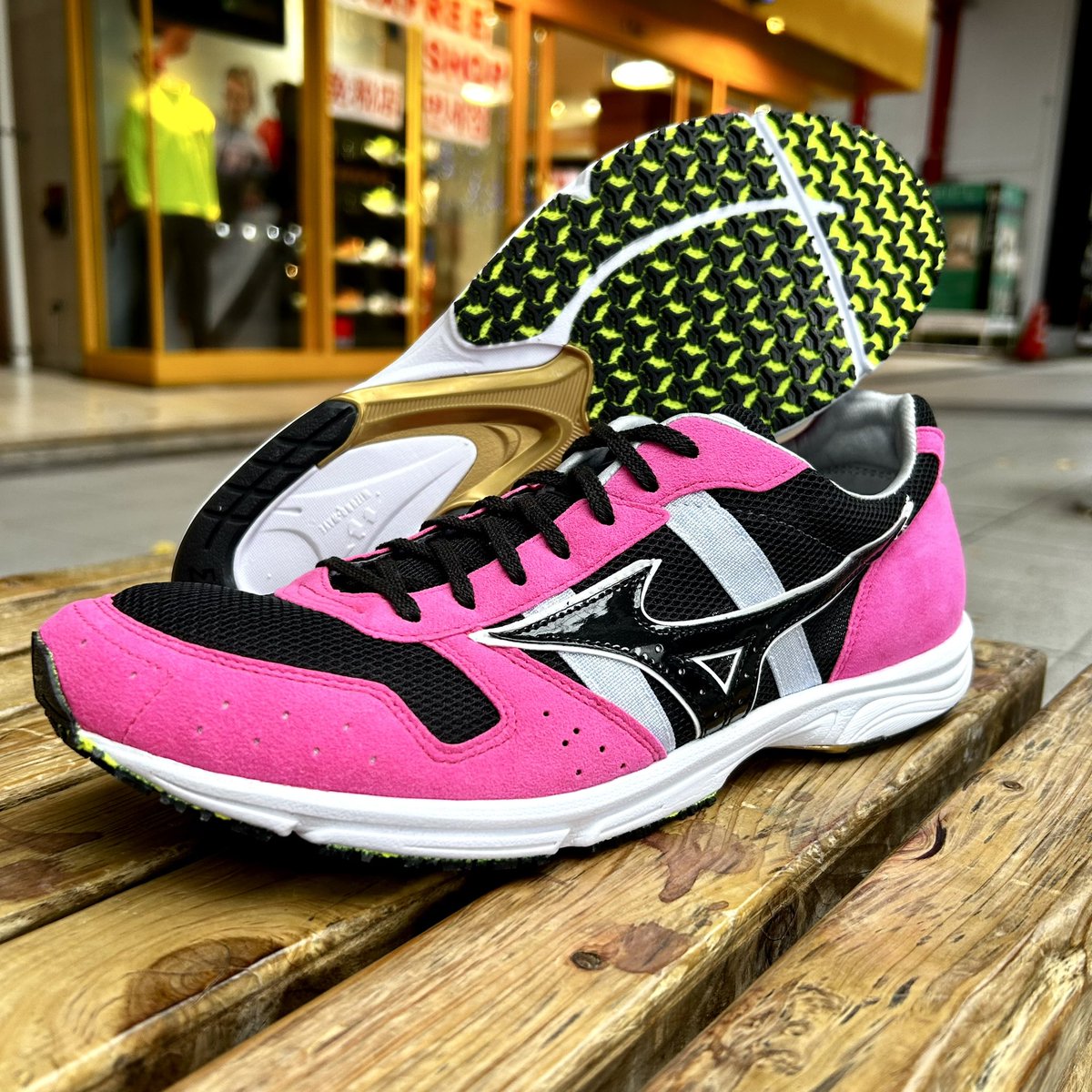 ✨️ステップ限定カラー✨️

#MIZUNO
︎︎︎︎︎︎✅WAVE EMPEROR  JAPAN SP
¥20,900-

日本製によるフィット感抜群の履き心地は
とにかく最高🇯🇵👍

あえて負荷をかけ足を鍛えたり
スパイク感覚を養う目的として
トレーニング用で使う方が多いです🏋️

鍛練期は薄底でレベルUPを目指しましょう💪