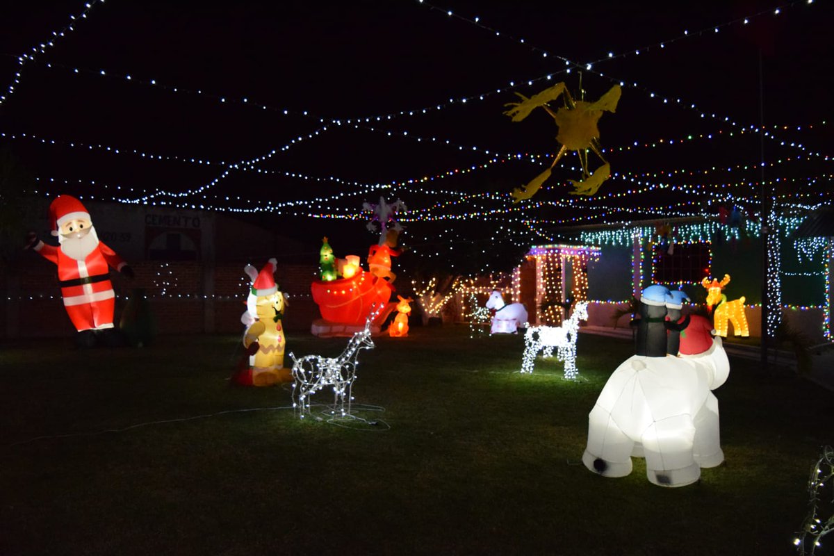 ✨🎄 🎅 #Fotogalería | En esta temporada decembrina visita la casa de Santa de #Tungareo de la familia Pérez Martínez, la cual adornaron con Miles de luces e inflables navideños.

Se encuentra en Av. Lázaro Cárdenas #8, pasando el C.B.T.a #181, rumbo a la salida a Pomoquita.