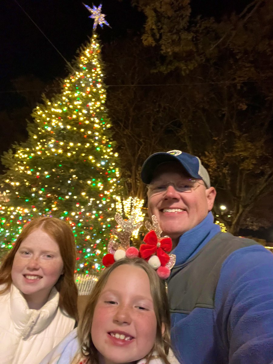 PowellJohnT's tweet image. Took my Little Ladies and a friend to the Local Theater, The Tree Lighting on the Square and a Christmas Pop-Up! Good times! 

My youngest had so much fun with Ursula! 🤣

#LittleMermaidJr
#ItsAMajorAward
#SonofANutcracker
#RunTheDangGirlDadBobo