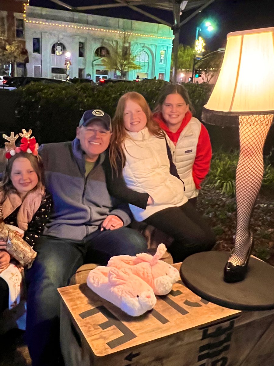 PowellJohnT's tweet image. Took my Little Ladies and a friend to the Local Theater, The Tree Lighting on the Square and a Christmas Pop-Up! Good times! 

My youngest had so much fun with Ursula! 🤣

#LittleMermaidJr
#ItsAMajorAward
#SonofANutcracker
#RunTheDangGirlDadBobo