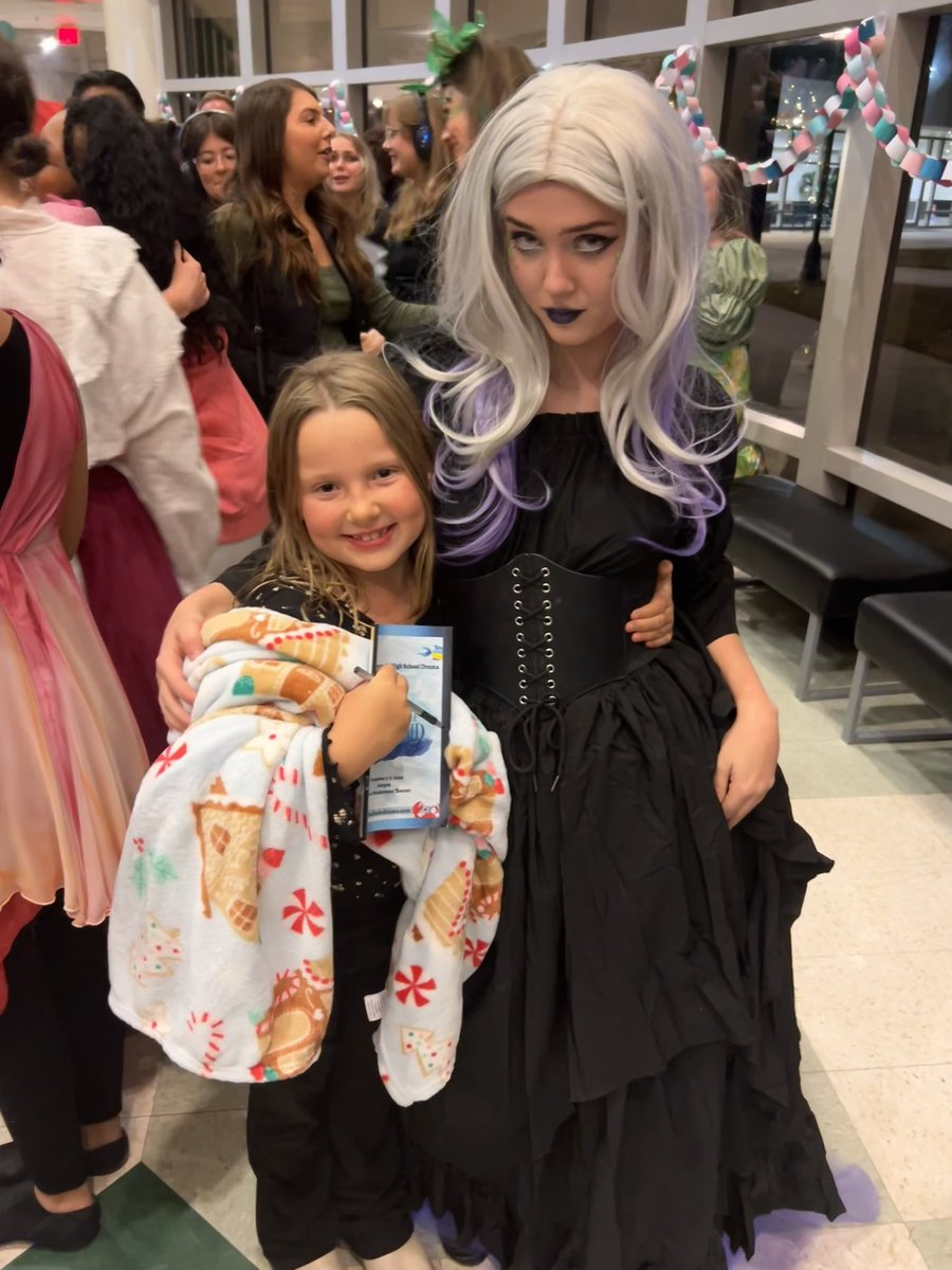 PowellJohnT's tweet image. Took my Little Ladies and a friend to the Local Theater, The Tree Lighting on the Square and a Christmas Pop-Up! Good times! 

My youngest had so much fun with Ursula! 🤣

#LittleMermaidJr
#ItsAMajorAward
#SonofANutcracker
#RunTheDangGirlDadBobo