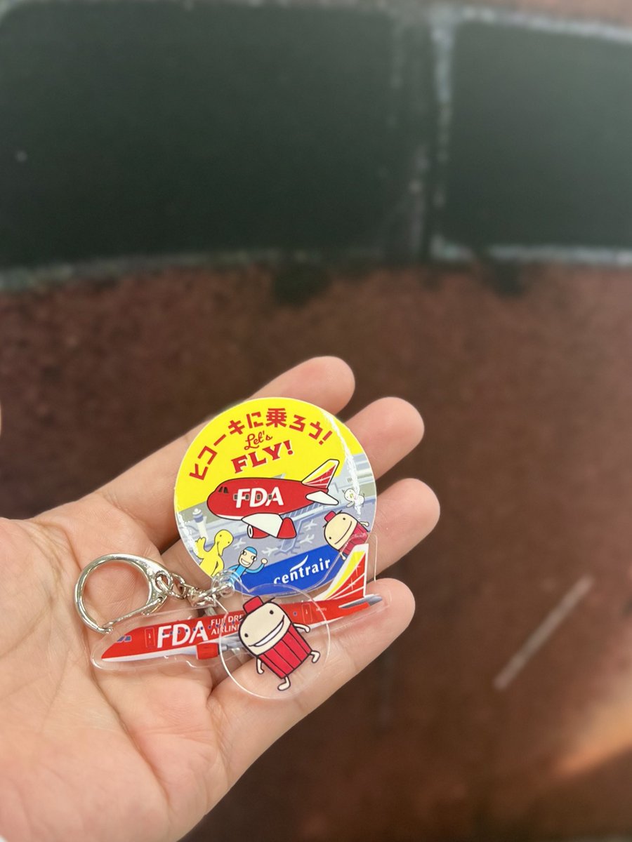 FDA_fujidream's tweet photo. ちなみに…FDAのアクリルキーホルダーとステッカーはこちらです(*´꒳`*)ﾉｼ✈️

#JA01FJ ドリームレッドのイベント限定グッズを手に入れるチャンスです‼️

フォロー＆リポストお待ちしております✨

#航空会社6社セントレアで大集合 https://t.co/DKcksa42k8