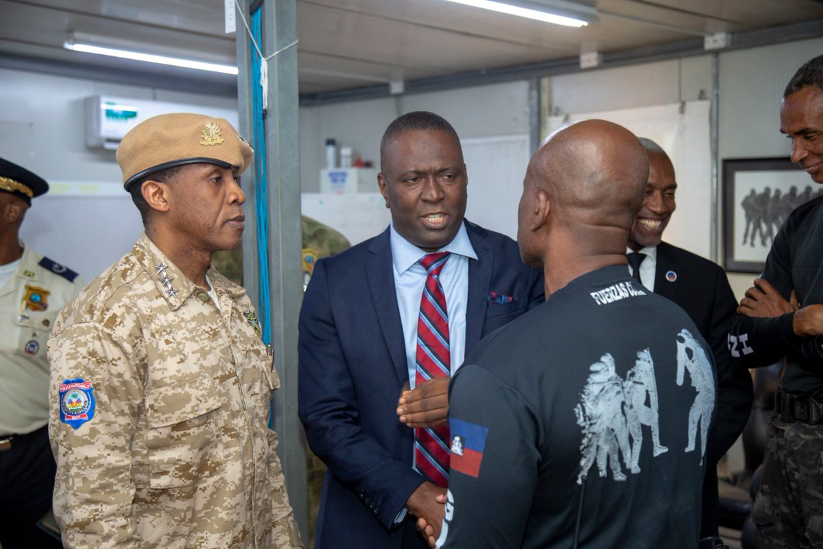 MJSPHt's tweet photo. Le Ministre de la Justice en visite au SWAT Team : une force d'élite au service de la sécurité nationale. Ensemble, nous renforçons notre détermination à combattre l'insécurité, protéger les citoyens et rétablir l'État de droit. 💪🇭🇹 #JusticePourTous #SécuritéPublique https://t.co/yoVyq6lgID