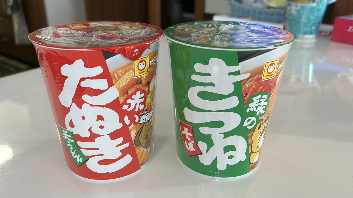 Rinsweetcom's tweet photo. 君たちに違和感しか感じない
#赤いたぬき
# 緑のきつね https://t.co/KrfKsv6FvT