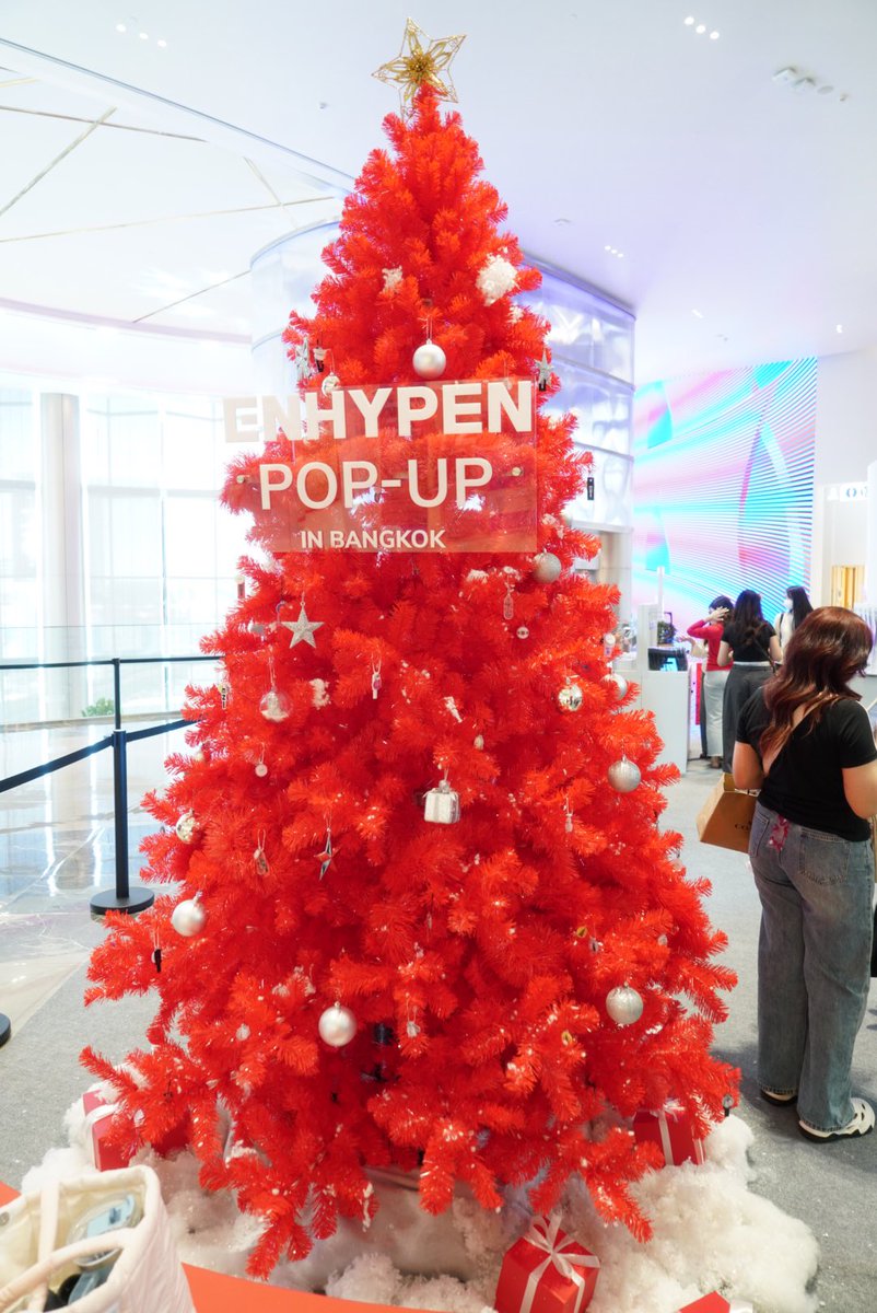 MUZEMedia_TH's tweet photo. 📢 ENHYPEN POP-UP in Bangkok! 🎉

ENGENE พร้อมกันหรือยัง!
วันนี้ทาง MUZEmedia พามาชมบรรยากาศ ENHYPEN Pop-up ที่เปิดตัวอย่างเป็นทางการ
📆 6 ธ.ค. 2024 – 5 ม.ค. 2025
📍 ชั้น 5 Siam Paragon
⏰ เวลา 10.00 - 21.00 น.

✨ พิเศษสุด!
ช้อปครบ 3,500 บาท รับ 1 สิทธิ์ร่วม Special Event
📅 เลือกเข้าร่วมได้ในวันที่ 24 หรือ 25 ธ.ค.
⚡ สิทธิ์จำกัดเพียง 300 คน เท่านั้น! มาก่อน เลือกวันก่อน!

ไม่อยากพลาดความพิเศษครั้งนี้ ต้องมาช้อปและเข้าร่วมกิจกรรมกับพวกเรานะคะ!
#엔하이픈  #ENHYPEN  #ENHYPEN_POP_UP