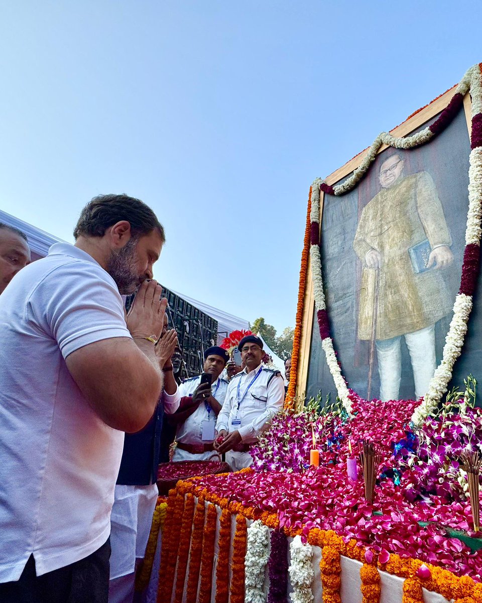 RahulGandhi's tweet photo. बाबासाहेब डॉ भीमराव अंबेडकर जी के महापरिनिर्वाण दिवस पर उन्हें विनम्र श्रद्धांजलि। 

सामाजिक समानता, न्याय और अधिकार की भावना पर आधारित बाबासाहेब का संविधान ही देशवासियों का सबसे शक्तिशाली औजार है - और इसकी रक्षा के लिए मैं हमेशा प्रतिबद्ध हूं।

संविधान के शिल्पकार को मेरा नमन।
जय भीम, जय संविधान!