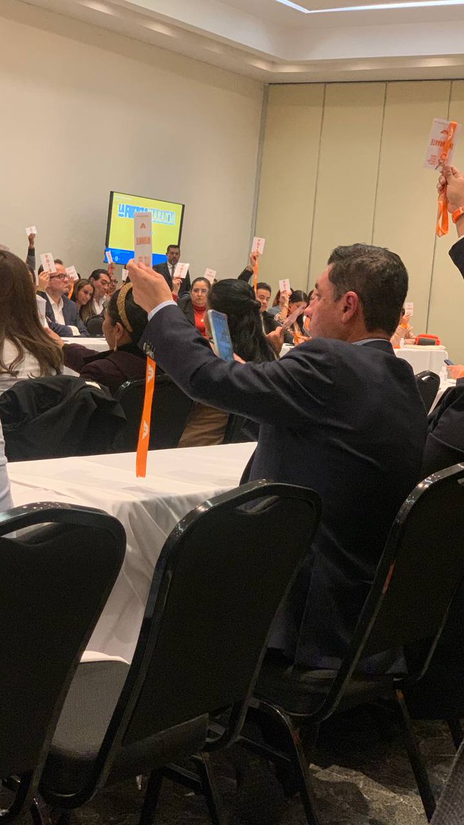 guilloperedo's tweet photo. Asumo con orgullo el compromiso como integrante de la Coordinadora Ciudadana Nacional de @MovCiudadanoMX  
 #LaFuerzaNaranja 🍊#AmemosHidalgo https://t.co/WGAu38YM5c