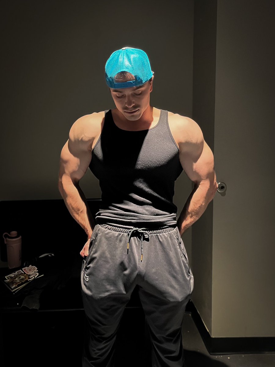 MezioVillager's tweet photo. Prepping for hibernation 🐻 https://t.co/1PyJPG6WEe