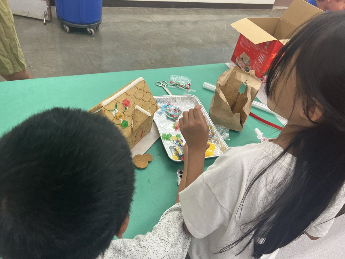 cksupports's tweet photo. Gingerbread House literacy &amp;family engagement night @MESMenehune https://t.co/1zIXpZlK9y