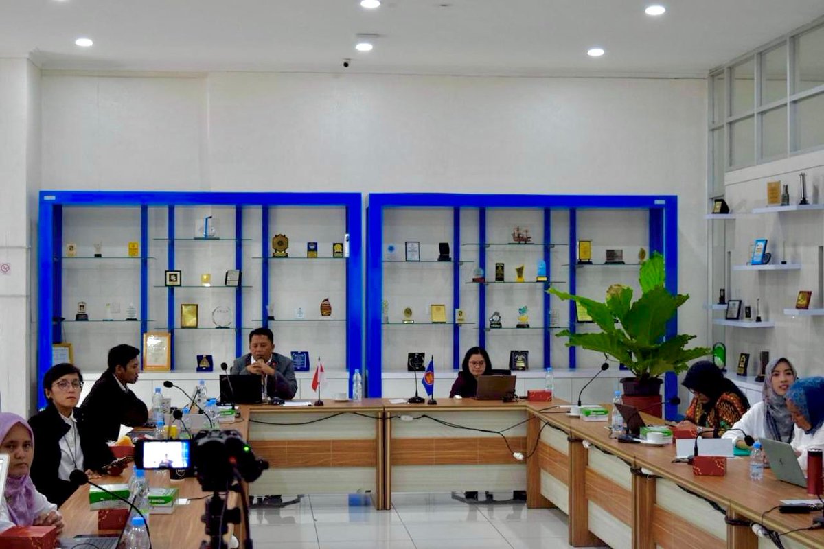 DITJEN_REHSOS's tweet photo. Indonesia menegaskan komitmennya dalam memperkuat kemitraan inovatif untuk pengurangan risiko bencana dan ketahanan perubahan iklim pada hari pertama Pertemuan Senior ASEAN ke-20 tentang Kesejahteraan Sosial dan Pembangunan (20 SOMSWD) https://t.co/PWqqJ0V0K3