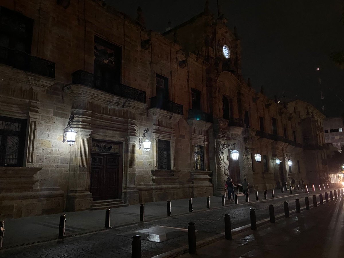 Se fueron las vallas de Palacio de Gobierno. Los jaliscienses recuperamos nuestro derecho a ver los murales de Orozco. No hay mal que dure cien años.