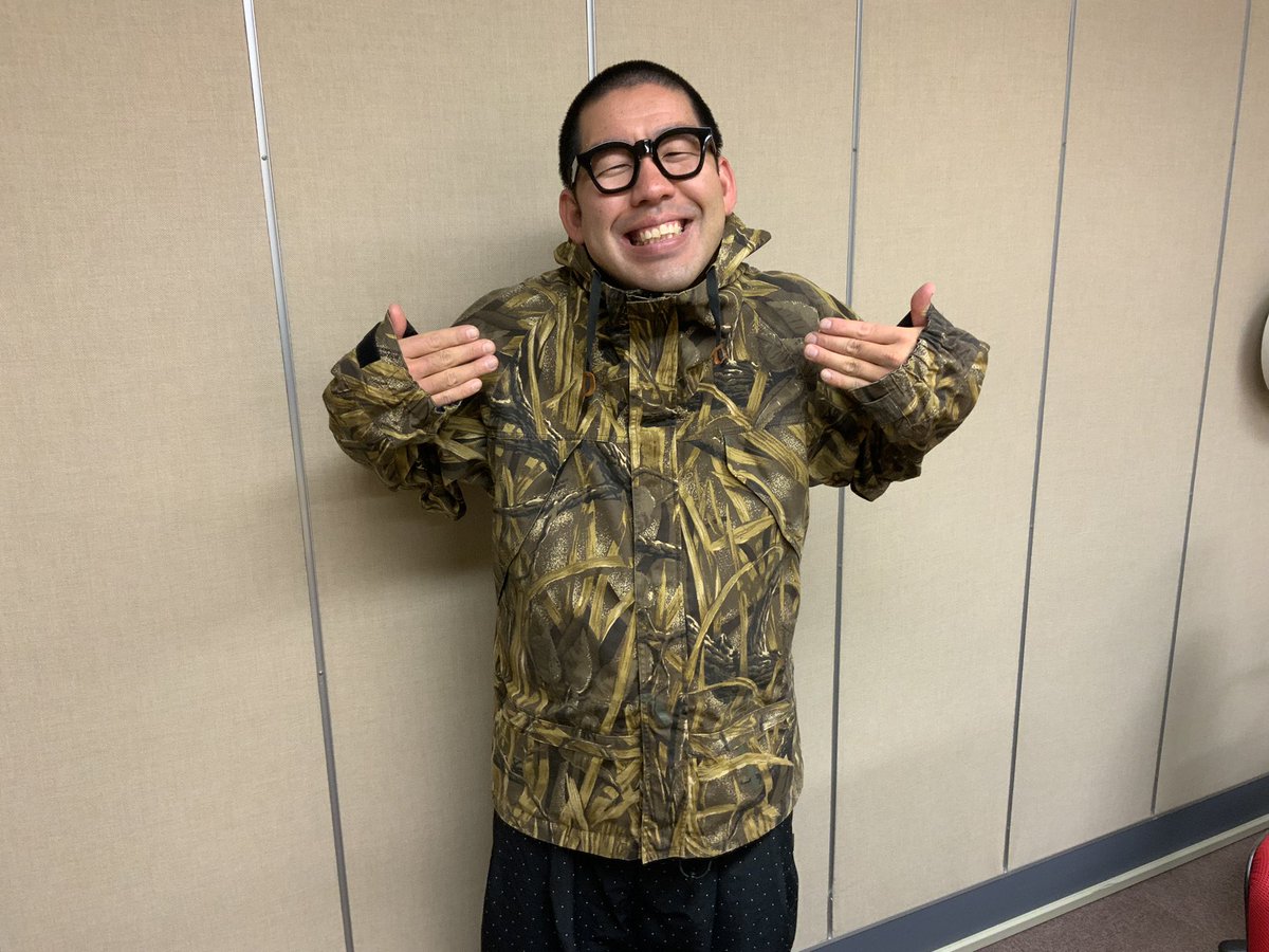 knb_radio's tweet photo. 【#KNBフライデースペシャル】
第1金曜は ・・・
「お風呂とスニーカーとノビョン。」
この後16時から〜お楽しみに〜
テーマは90‘sファッション❗️
ノビさんが持参した青春アイテムはこちら💁♀️
#KNBラジオ
#富山
#ノビ山本
#ノビョン
#Sasquatchfabrix.
#おしゃれ芸人 https://t.co/DG6qZokfux