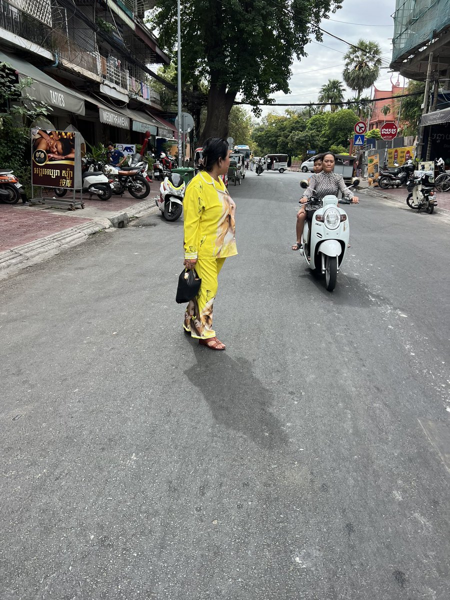 cambodiatasu's tweet photo. やっぱ凄いんだよなぁカンボジアのおばちゃんファッション。ド派手なパジャマが流行ってんのは日本の2歩も3歩も先を逝ってしまっている https://t.co/qZjpkpBW2I