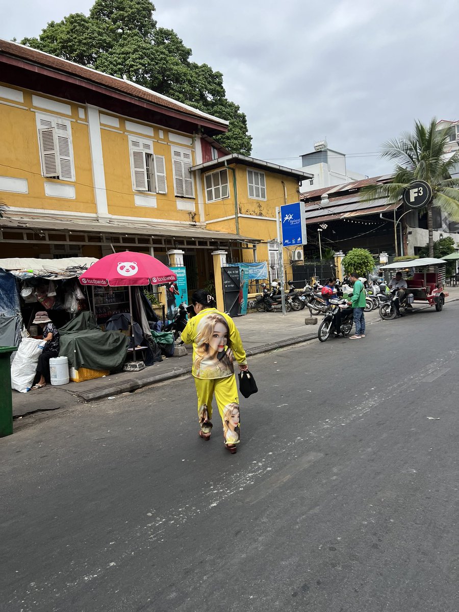 cambodiatasu's tweet photo. やっぱ凄いんだよなぁカンボジアのおばちゃんファッション。ド派手なパジャマが流行ってんのは日本の2歩も3歩も先を逝ってしまっている https://t.co/qZjpkpBW2I