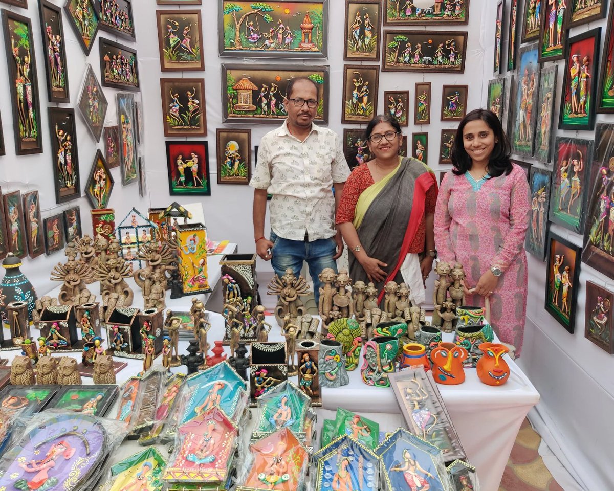 gullakaari's tweet photo. Prabir Ji, a terracotta artisan from a small village of Bengal, has spent years crafting intricate pieces. But shipping damages often made his work feel like a lost cause.

#Gullakaari #CorporateGifting #SocialImpact #gullakaari #india #indiancraft #csr #socialentrepreneur https://t.co/LlPaMAkLRY
