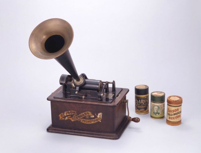 12月6日は #音の日🎵 1877年の今日、トーマス・エジソンが蓄音機を発明