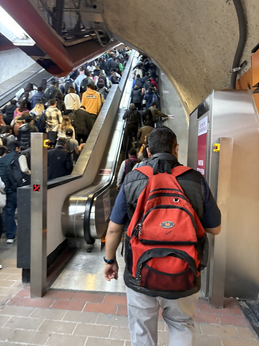 SoyAlejandroSR's tweet photo. @MetroCDMX @GCalderon_Metro @HectorUlisesGN Pues la pura perderá de tiempo en la imaginación, ese día muchas personas de la tercera edad subiendo, mientras toda la comitiva estorbando para subir y no conforme con eso 2 días después ya estaban detenidas https://t.co/ScmexpOvPq