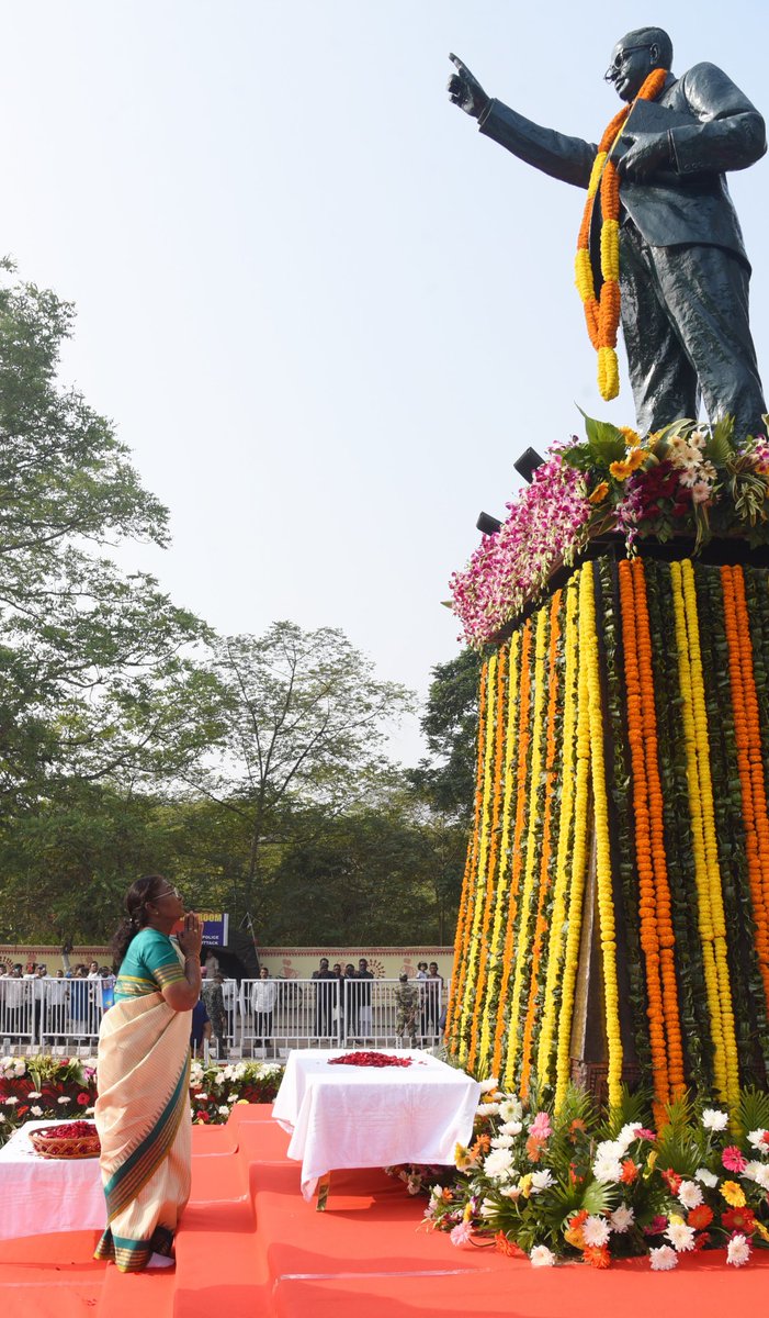 rashtrapatibhvn's tweet photo. President Droupadi Murmu paid floral tributes to Babasaheb Dr B.R. Ambedkar, the chief architect of Indian Constitution, on his Mahaparinirvan Diwas in Bhubaneswar. https://t.co/4nDRr5m0I7