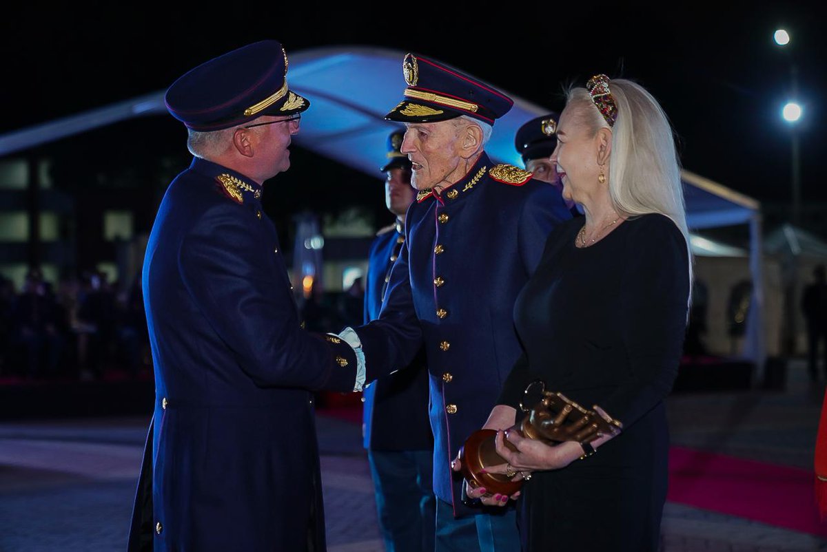 COMANDANTE_EJC's tweet photo. Como Comandante del @COL_EJERCITO, me llena de orgullo felicitar a los 97 hombres y mujeres galardonados en esta Noche de Honor.

Cada reconocimiento refleja su valentía, dedicación y compromiso con Colombia. Son un ejemplo de los valores que engrandecen a nuestra institución.

Mi gratitud también va para sus familias, que con su apoyo se convierten en el pilar fundamental de nuestro personal que protege a nuestro pueblo colombiano, el cual inspira nuestra misión diaria.

¡Sigamos sirviendo con honor y lealtad a nuestra patria!

#PatriaHonorLealtad
#NuestroCompromisoEs🇨🇴