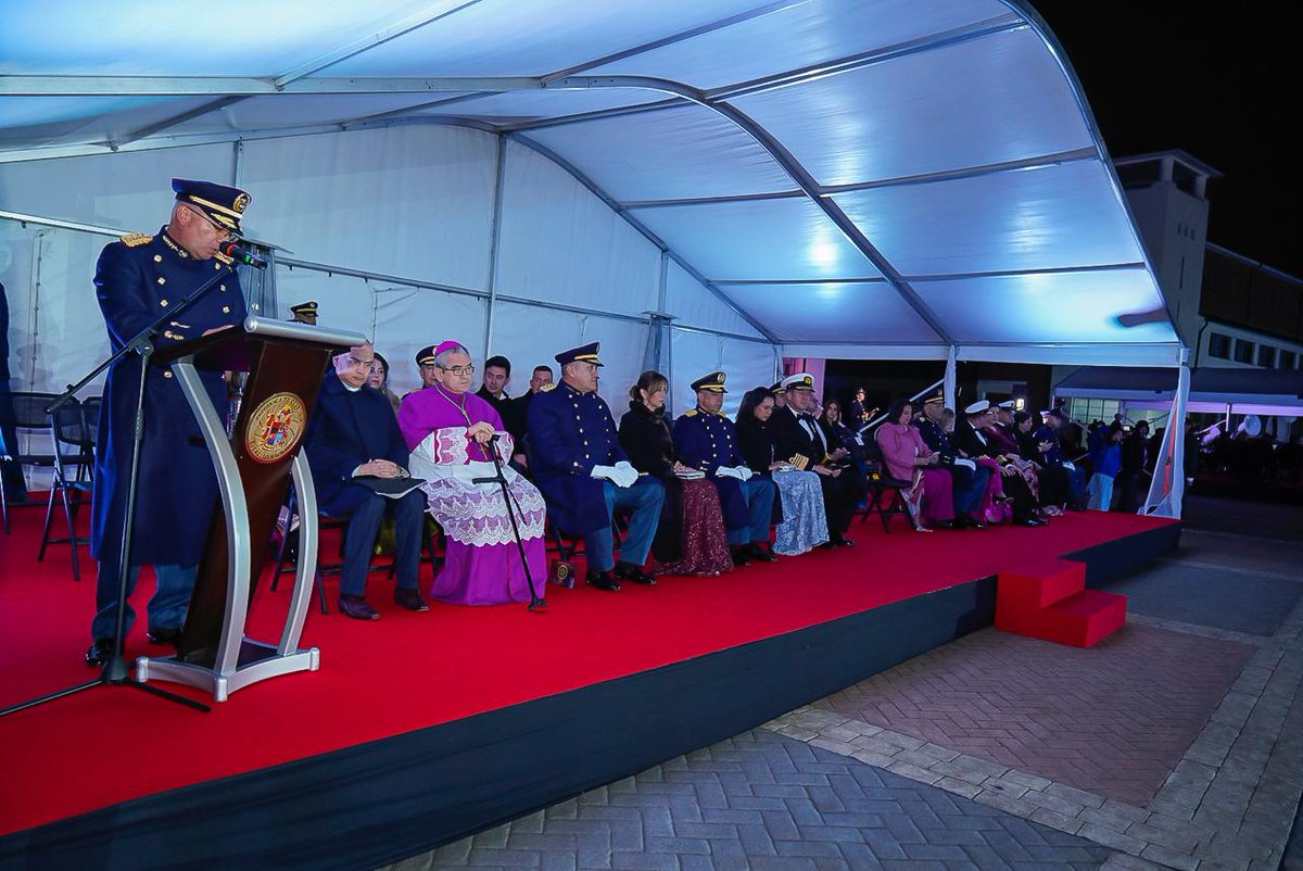 COMANDANTE_EJC's tweet photo. Como Comandante del @COL_EJERCITO, me llena de orgullo felicitar a los 97 hombres y mujeres galardonados en esta Noche de Honor.

Cada reconocimiento refleja su valentía, dedicación y compromiso con Colombia. Son un ejemplo de los valores que engrandecen a nuestra institución.

Mi gratitud también va para sus familias, que con su apoyo se convierten en el pilar fundamental de nuestro personal que protege a nuestro pueblo colombiano, el cual inspira nuestra misión diaria.

¡Sigamos sirviendo con honor y lealtad a nuestra patria!

#PatriaHonorLealtad
#NuestroCompromisoEs🇨🇴